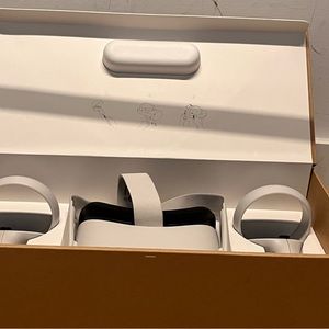 Oculus Quest 2 256GB, Comes with games such as beat saber, Sports Arcade Etc